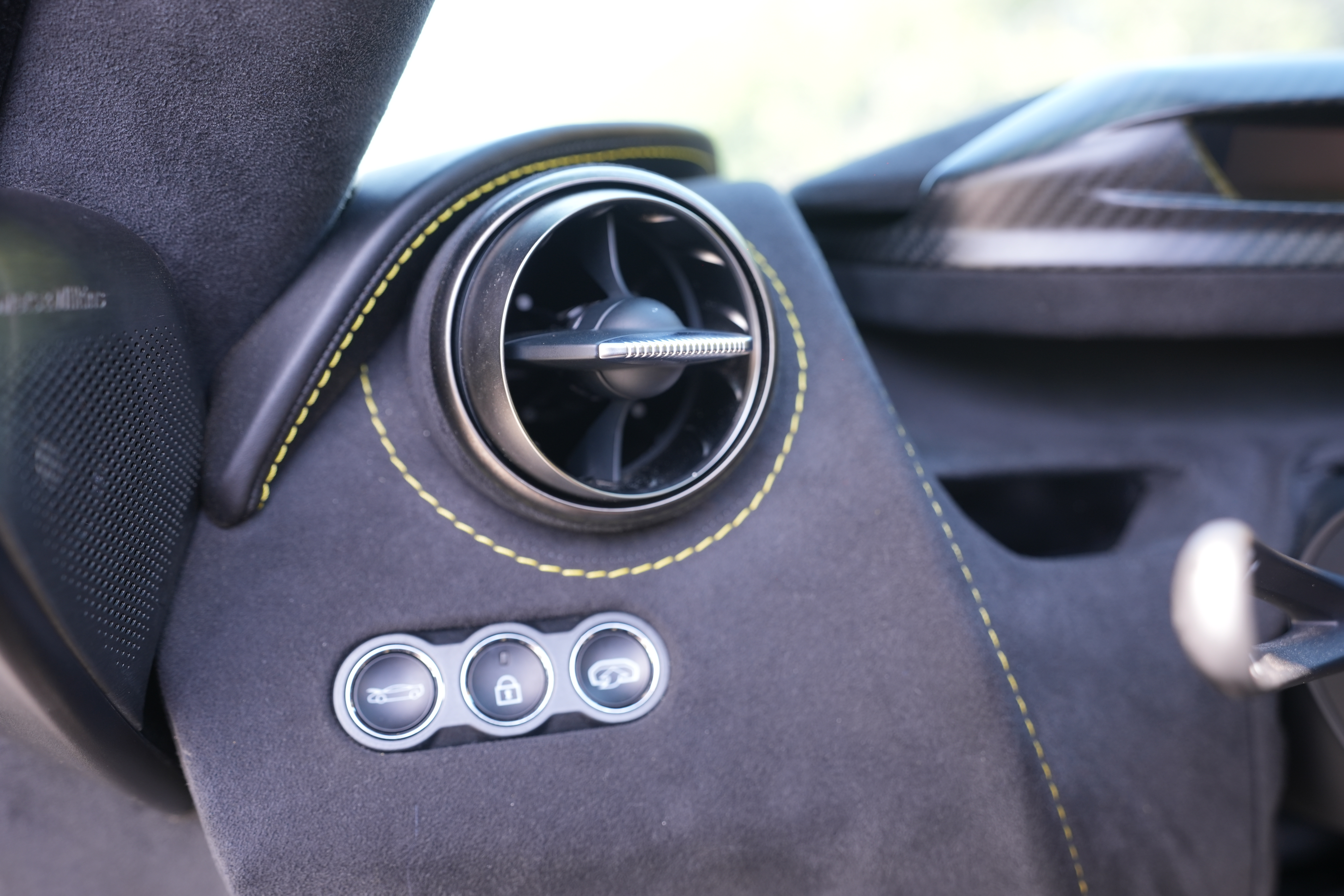 Used 2018 McLaren 720S Performance photo 18