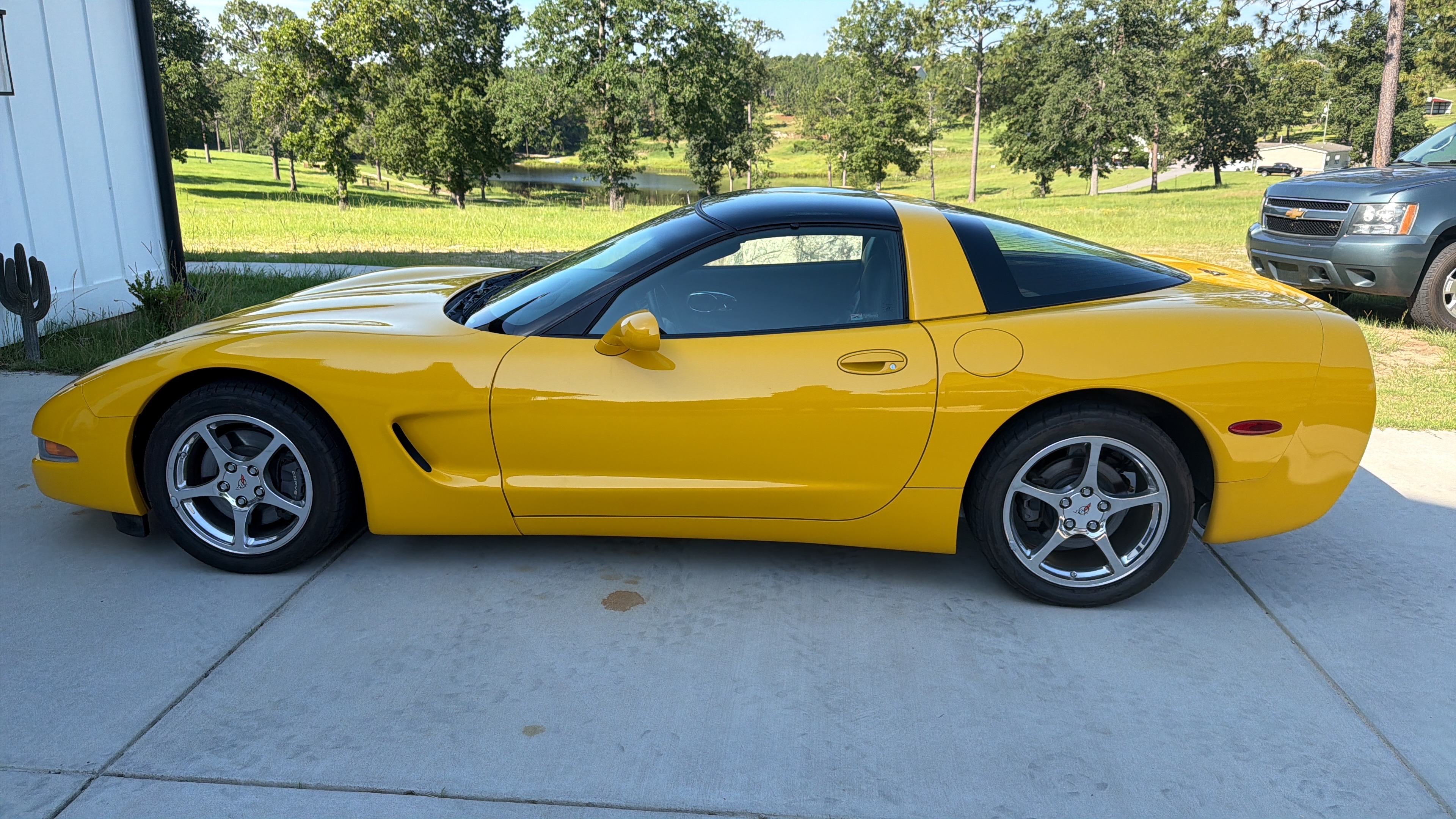 Used 2002 Chevrolet Corvette Coupe w/ Preferred Equipment Group2