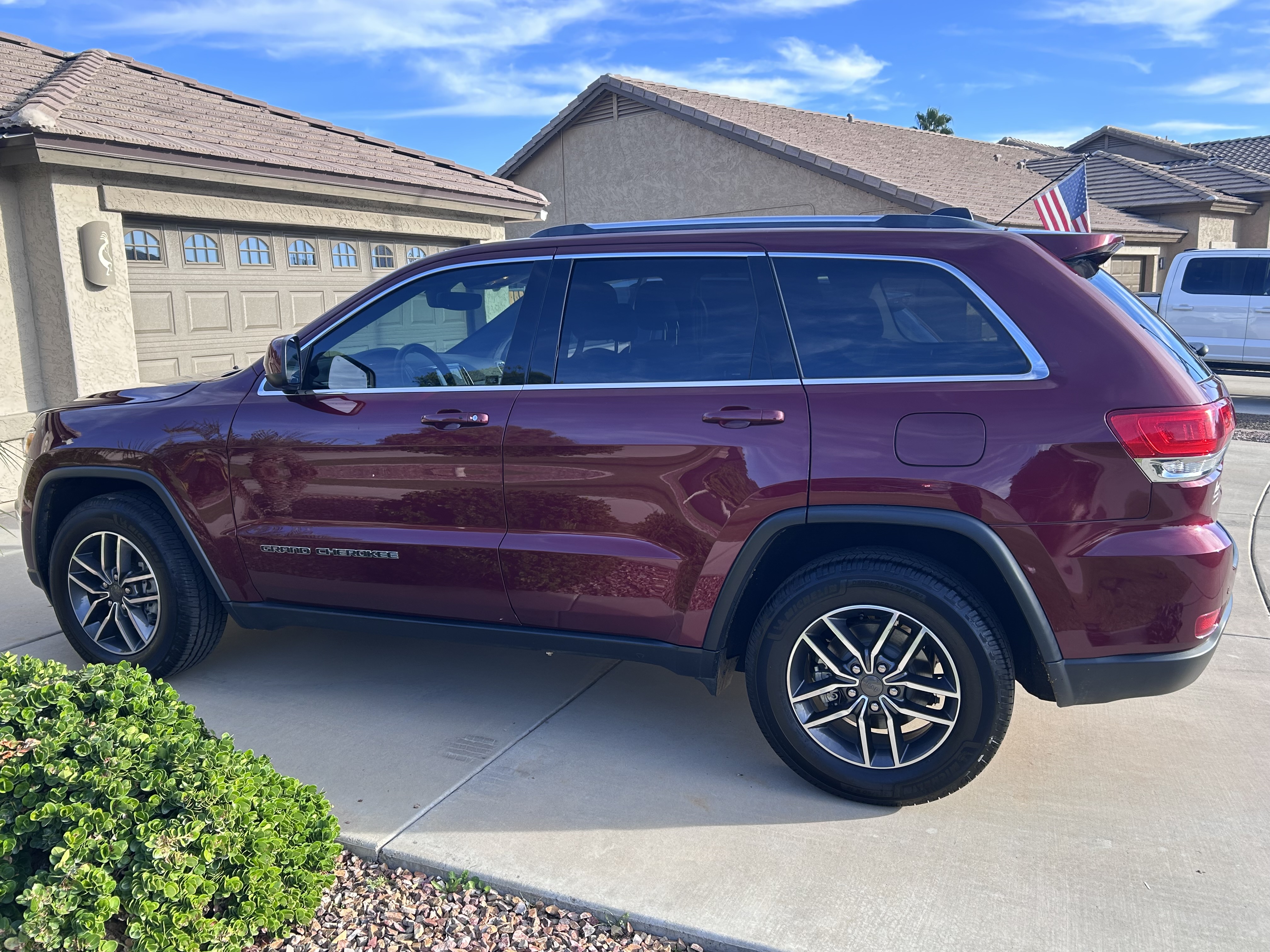 Used 2019 Jeep Grand Cherokee Laredo w/ 18" Wheel & 8.4" Radio Group