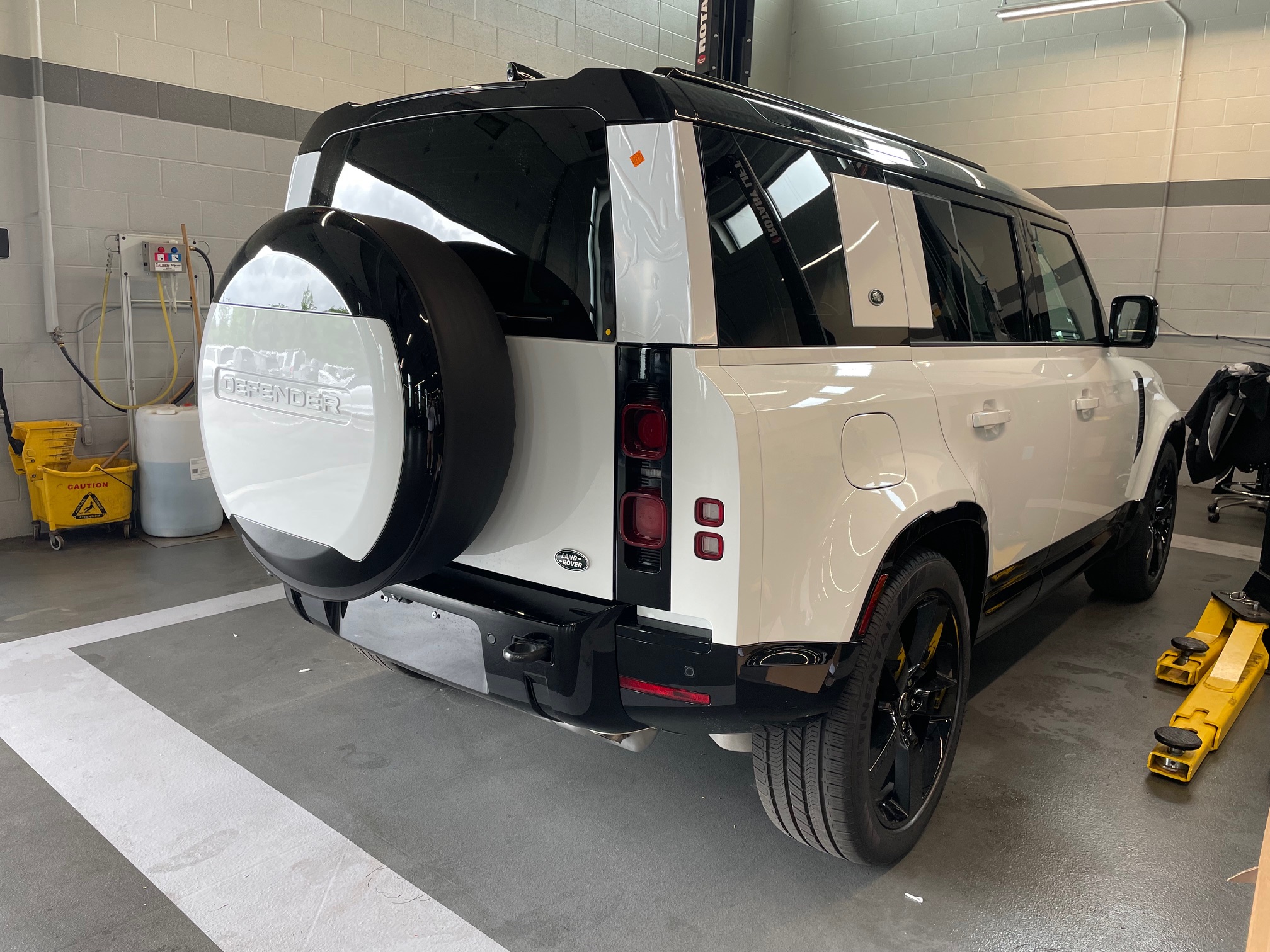 2023 Land Rover Defender 110 X-Dynamic SE