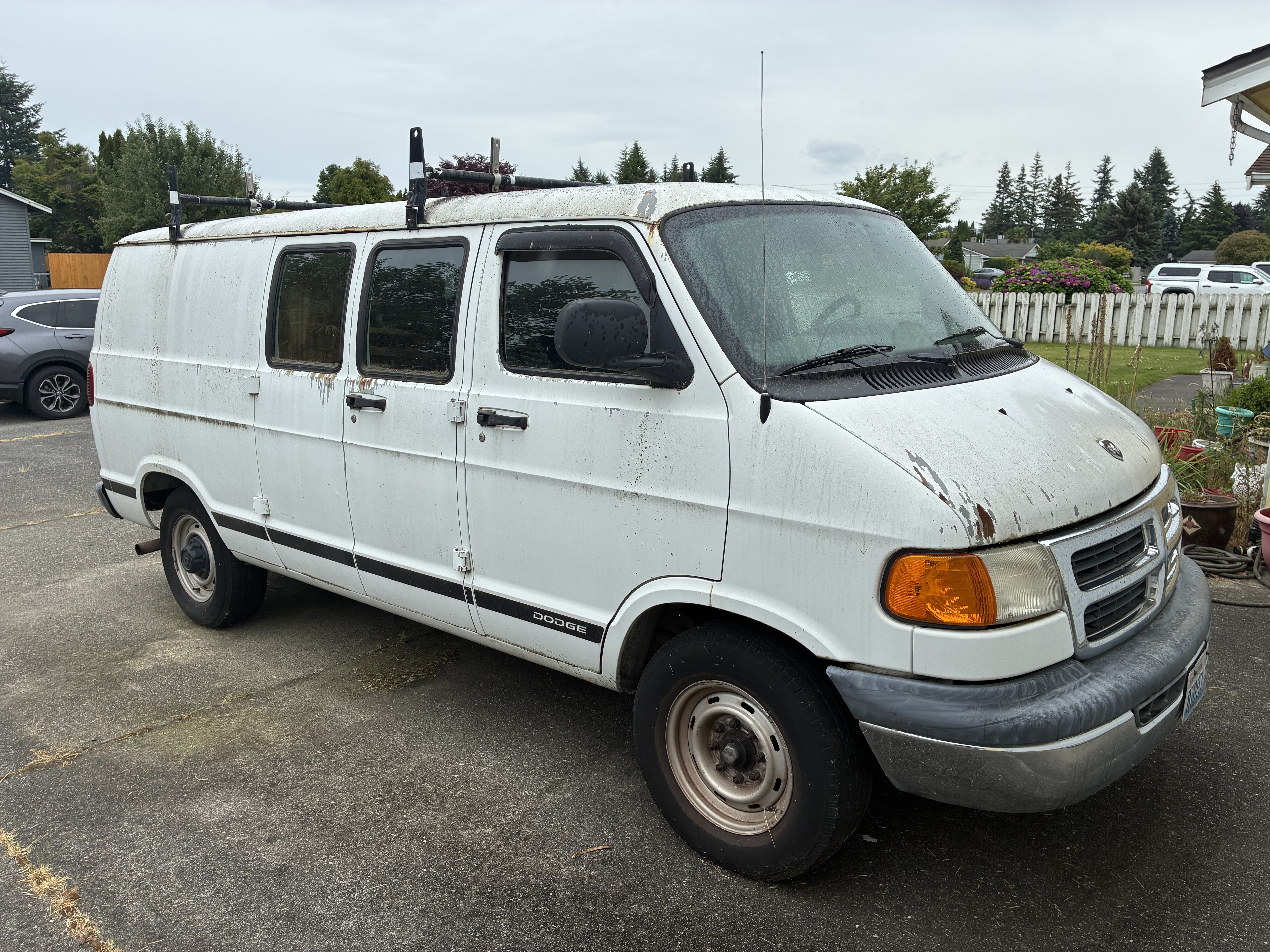 Dodge Ram Van 2002 photo 2