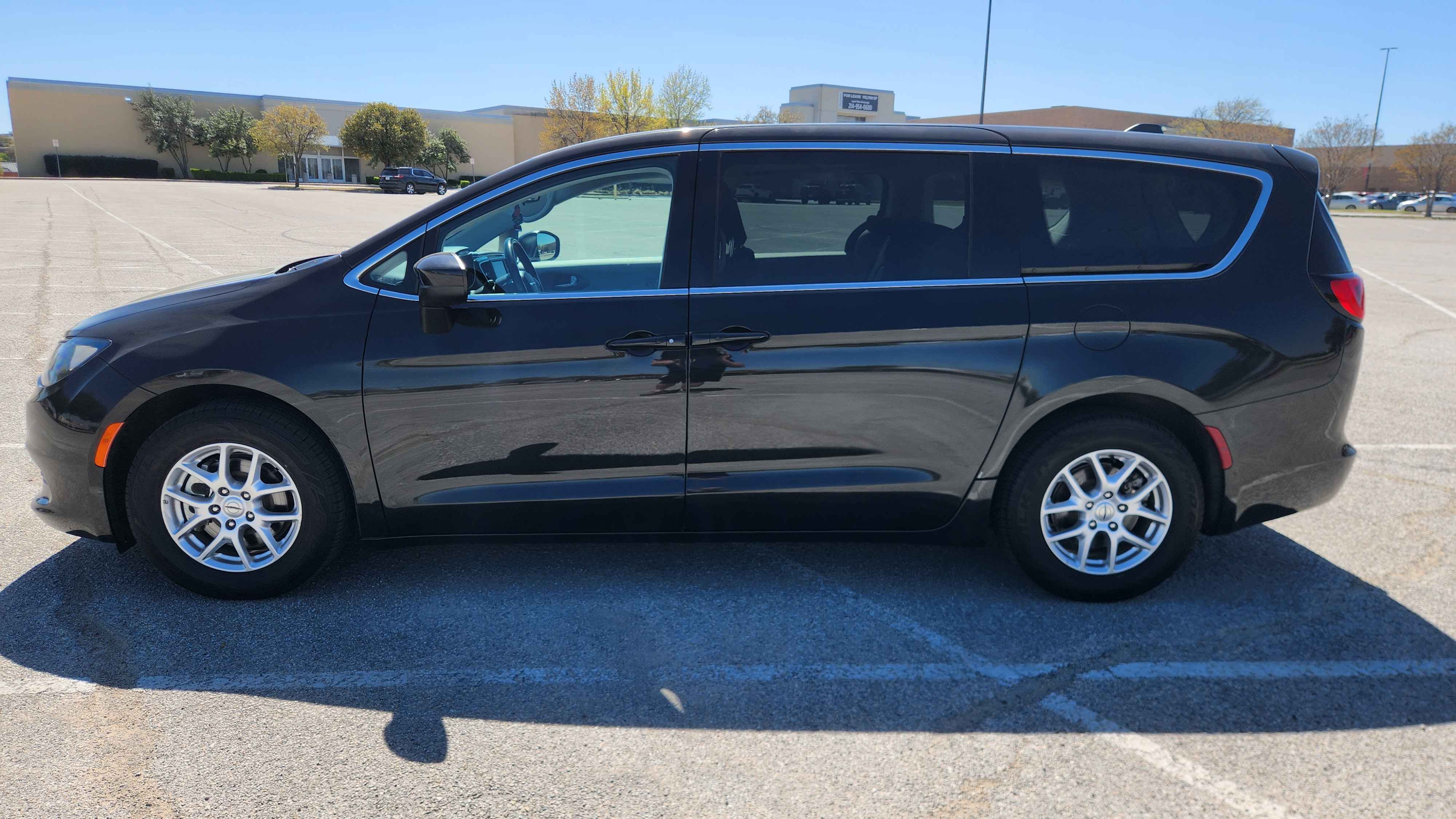 2023 Chrysler Voyager LX