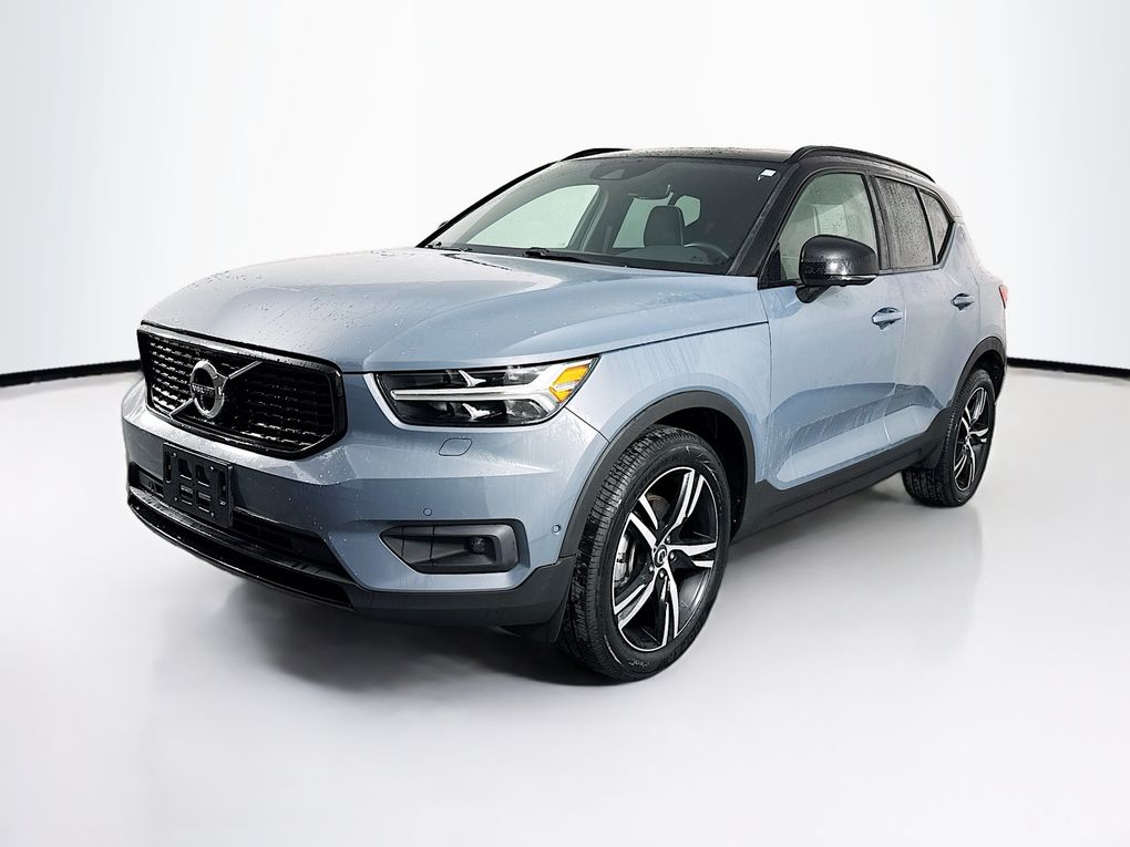 2021 Volvo XC40 R-Design photo 3