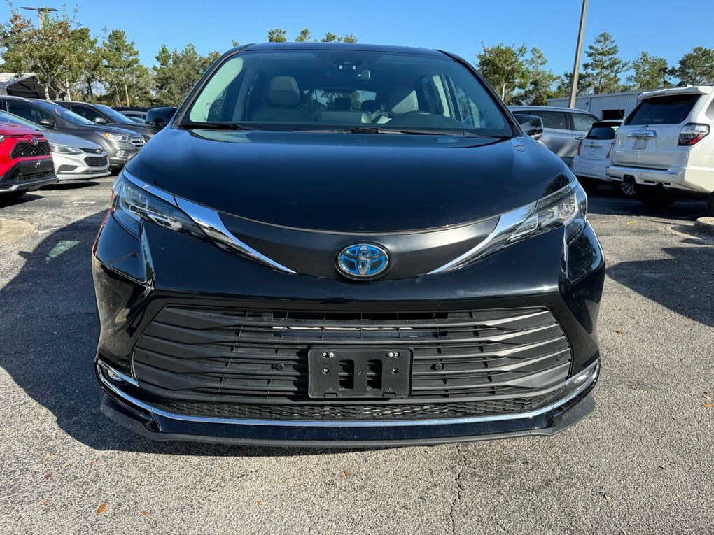 Used 2021 Toyota Sienna XLE with VIN 5TDJRKEC8MS025708 for sale in Saint Augustine, FL