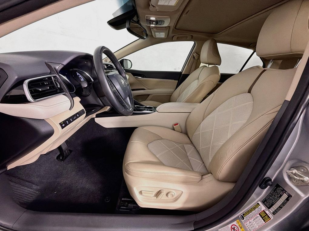 Used 2018 Toyota Camry Hybrid Sedan