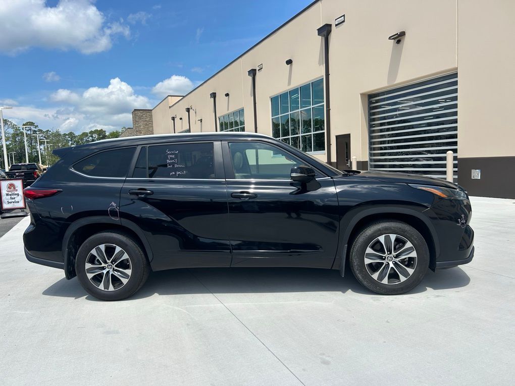 Used 2023 Toyota Highlander XLE with VIN 5TDKDRAH0PS034551 for sale in Saint Augustine, FL