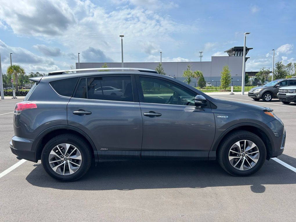 Used 2018 Toyota RAV4 XLE with VIN JTMRJREV5JD256092 for sale in Saint Augustine, FL