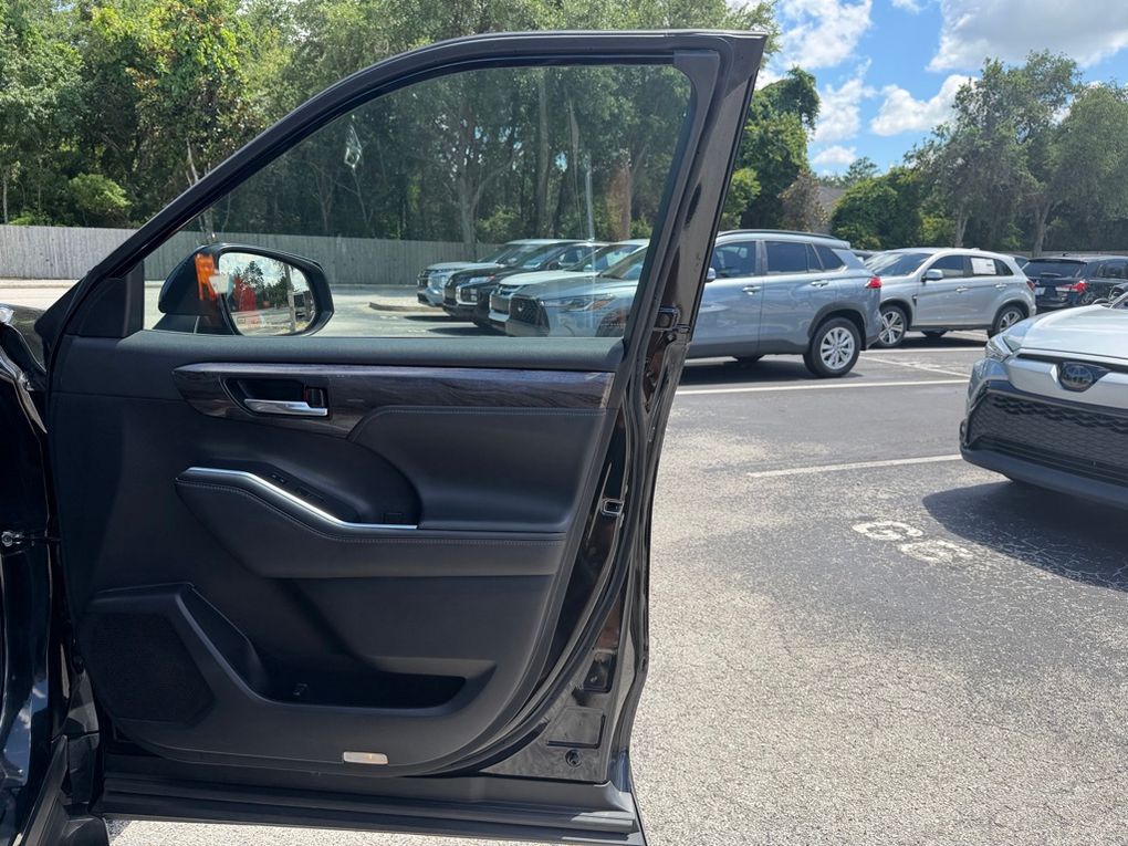 Used 2022 Toyota Highlander Hybrid SUV