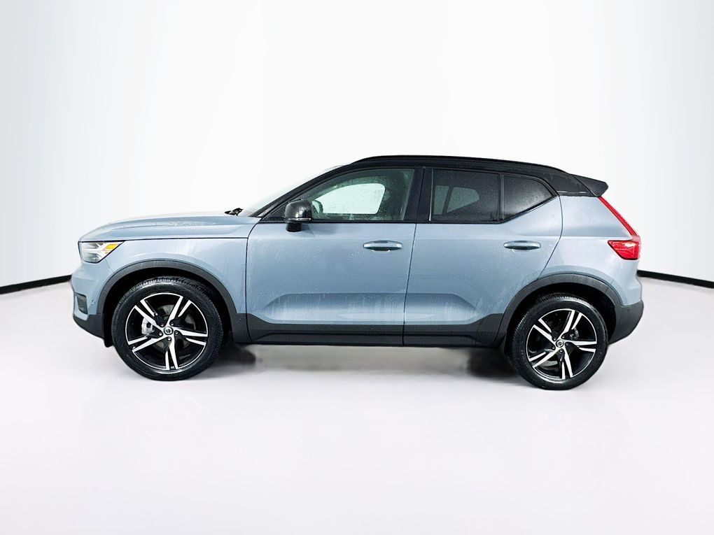 2021 Volvo XC40 R-Design photo 4