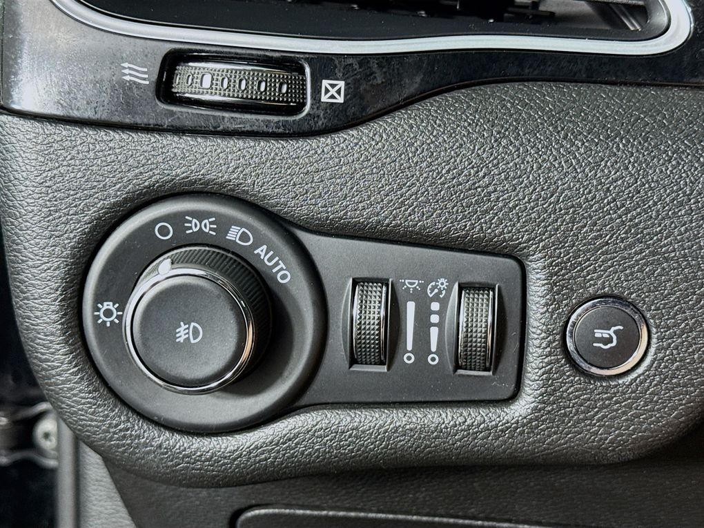 Used 2023 Jeep Cherokee SUV