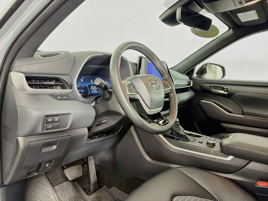 Used 2025 Toyota Highlander SUV
