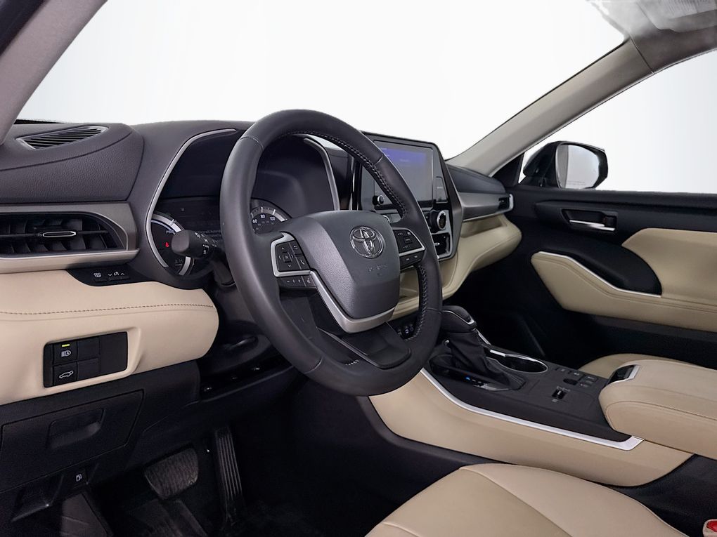 Used 2025 Toyota Highlander Hybrid SUV