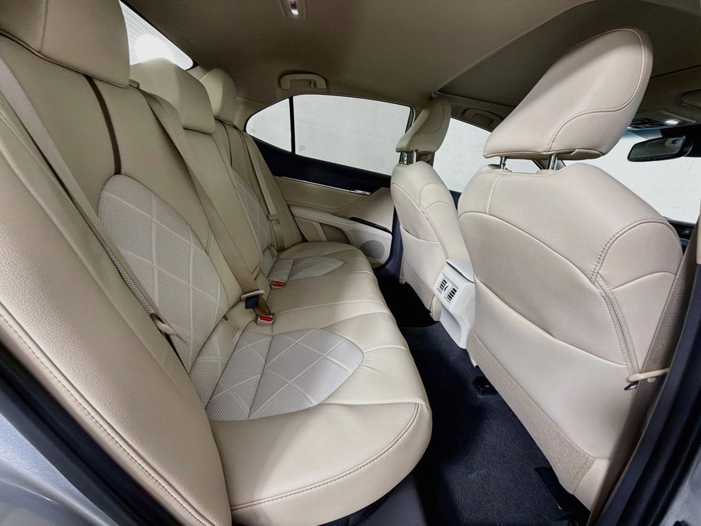 Used 2018 Toyota Camry Hybrid Sedan