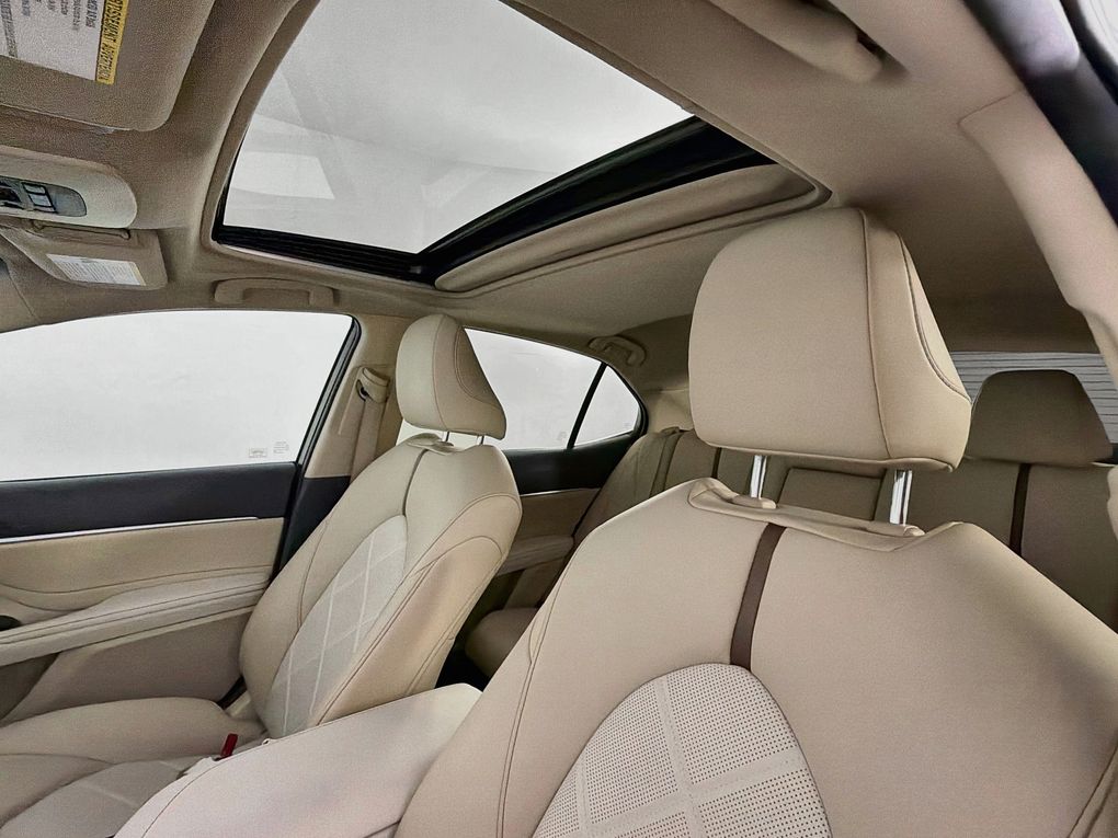 Used 2018 Toyota Camry Hybrid Sedan