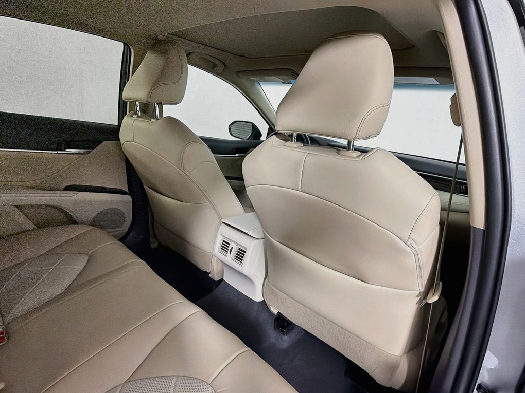Used 2018 Toyota Camry Hybrid Sedan