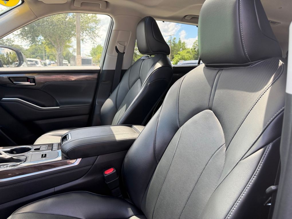 Used 2022 Toyota Highlander Hybrid SUV