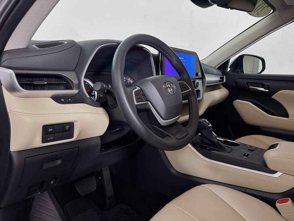 Used 2025 Toyota Highlander SUV