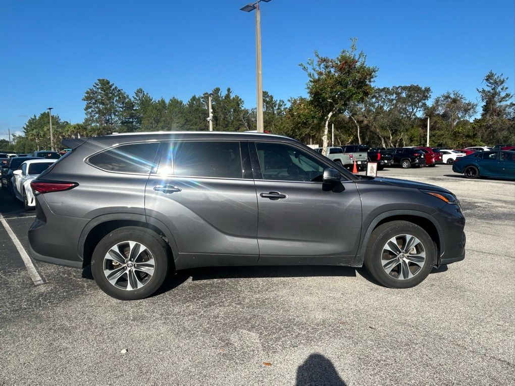 Used 2021 Toyota Highlander XLE with VIN 5TDGZRAH3MS526140 for sale in Saint Augustine, FL