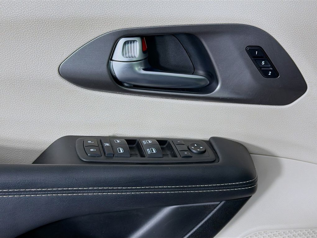 Used 2023 Chrysler Pacifica Van