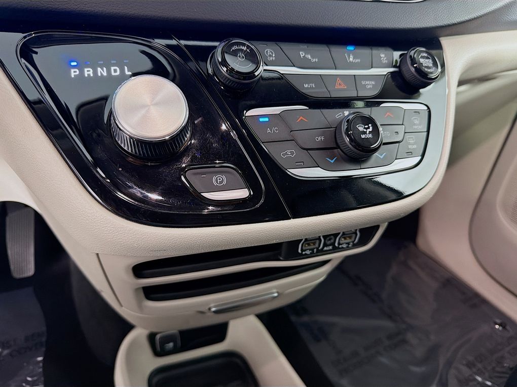 Used 2023 Chrysler Pacifica Van