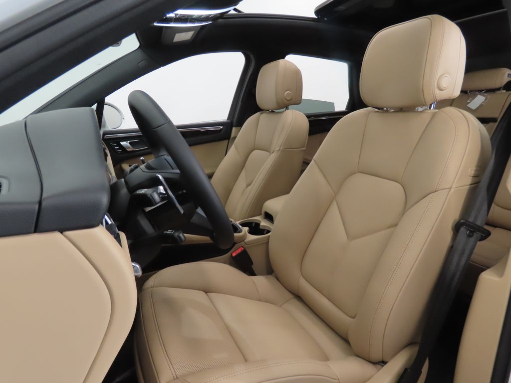 Thumbnail: 2026 Porsche Macan - 5