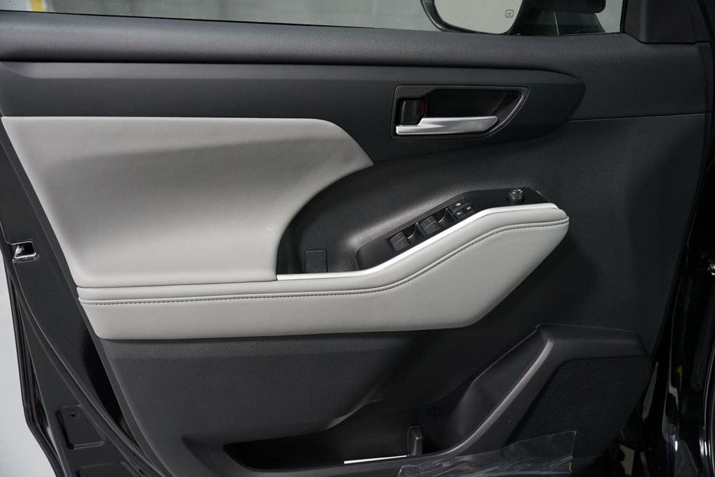 Thumbnail: 2026 Toyota Highlander - 31