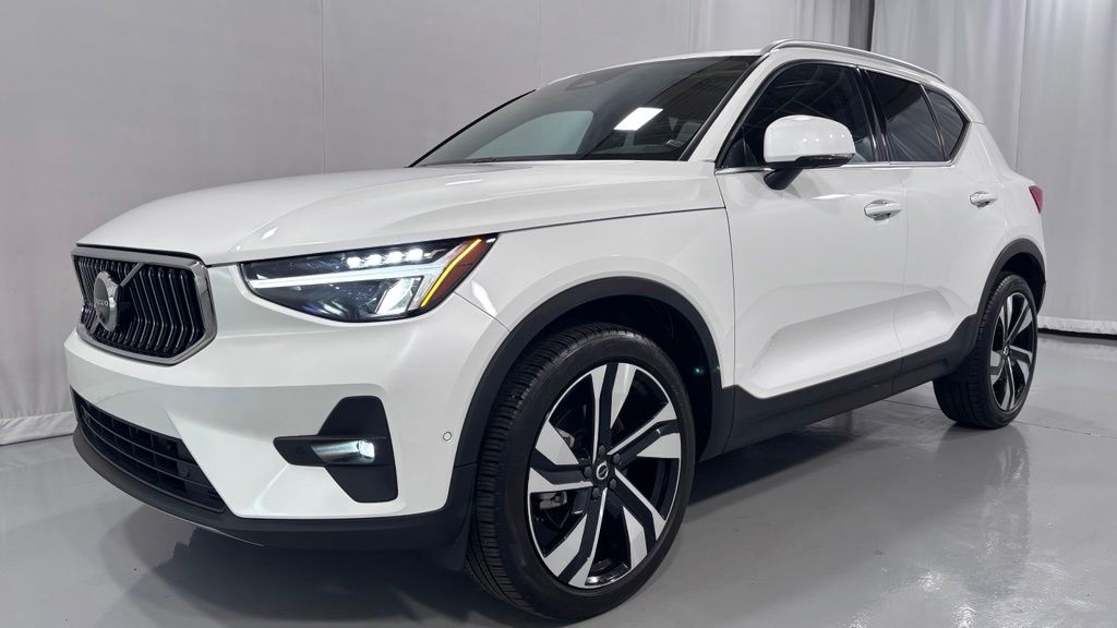 Crystal White Metallic 2024 Volvo XC40 SUV / Crossover All-Wheel Drive Automatic