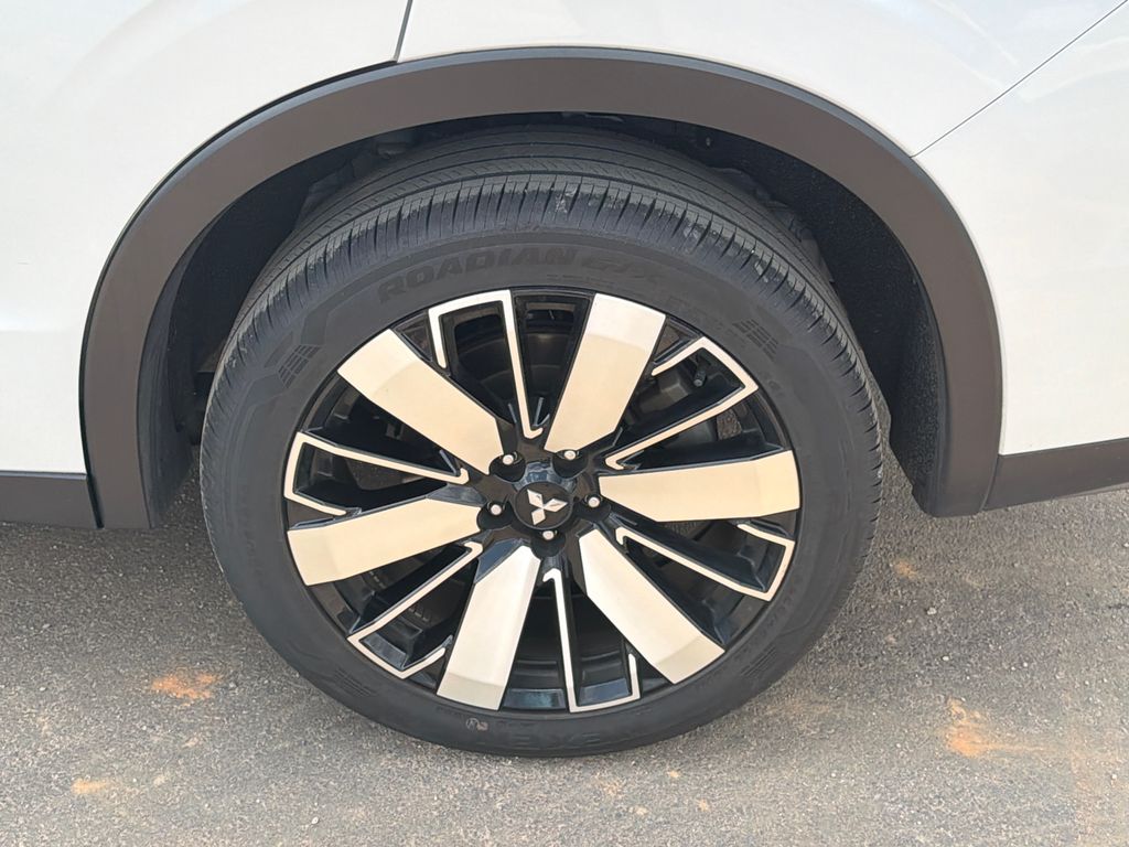 Used 2025 White Mitsubishi SE image 19