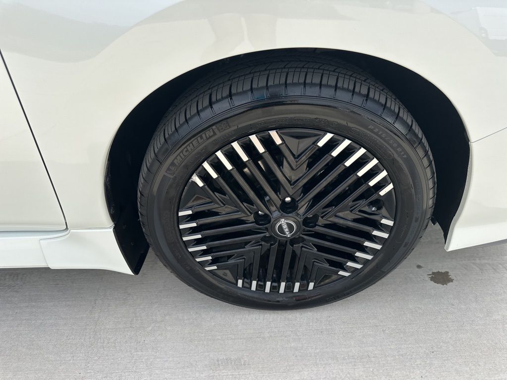 2024 Super Black/Pearl White Nissan LEAF SV Plus FWD Hatchback