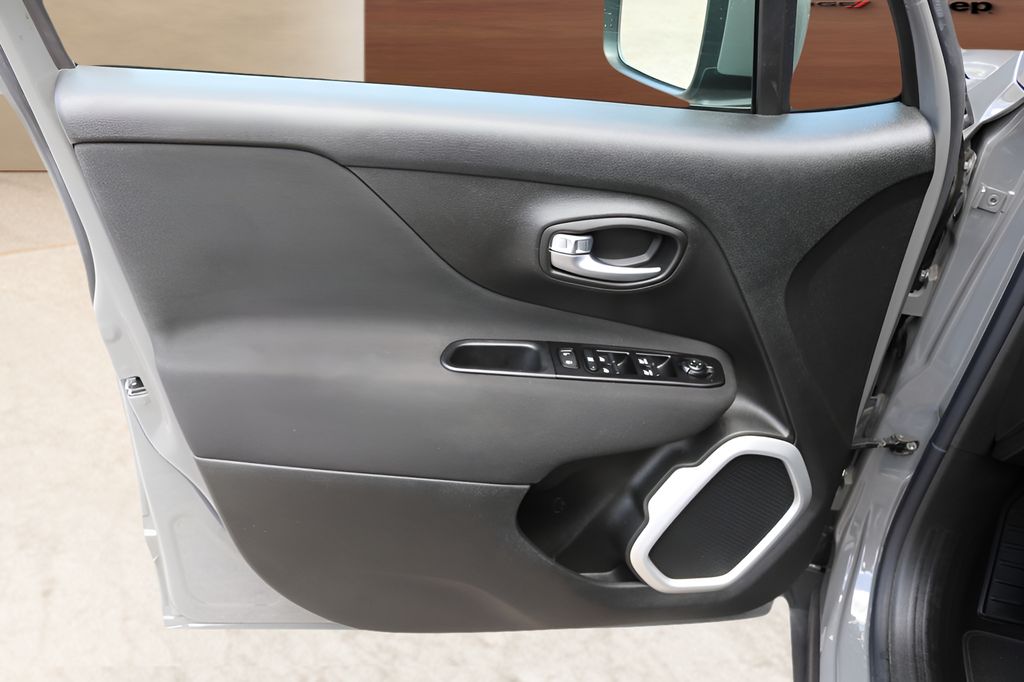 Used 2021 Gray Jeep Latitude image 10