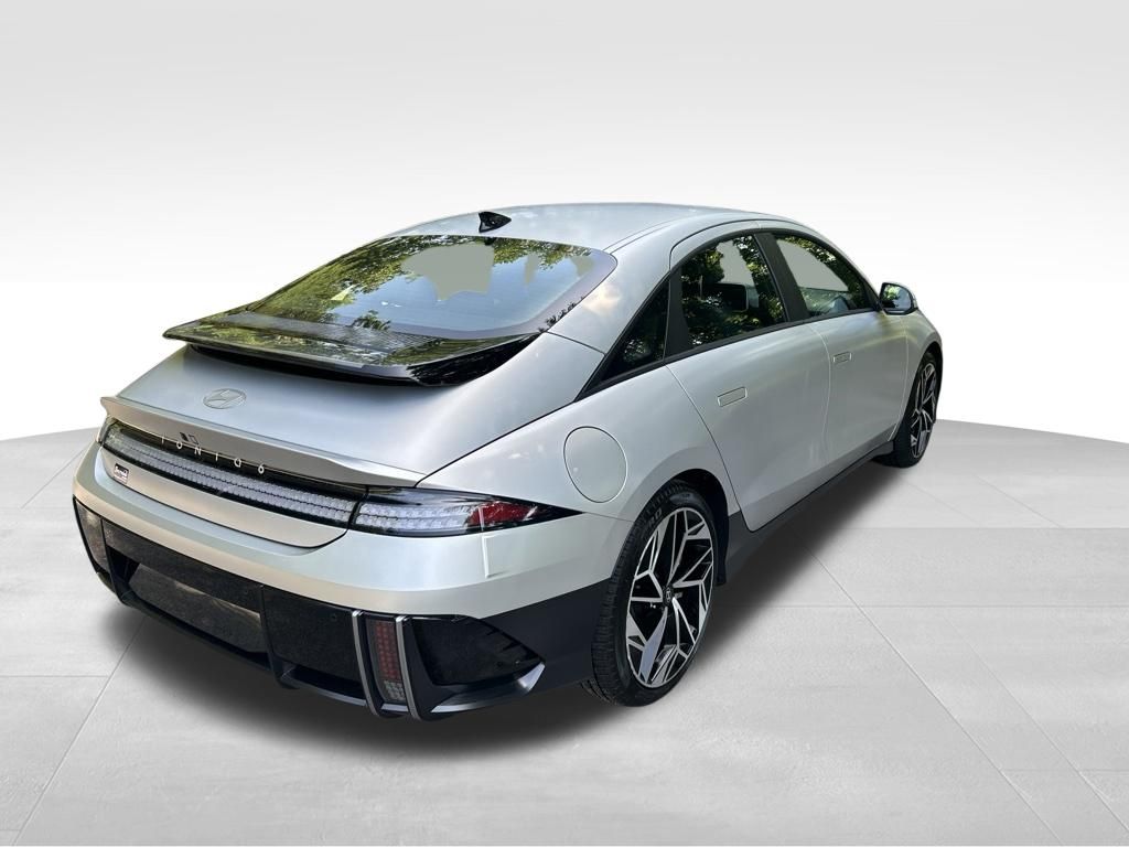 Used 2024 Gold Hyundai SEL image 5
