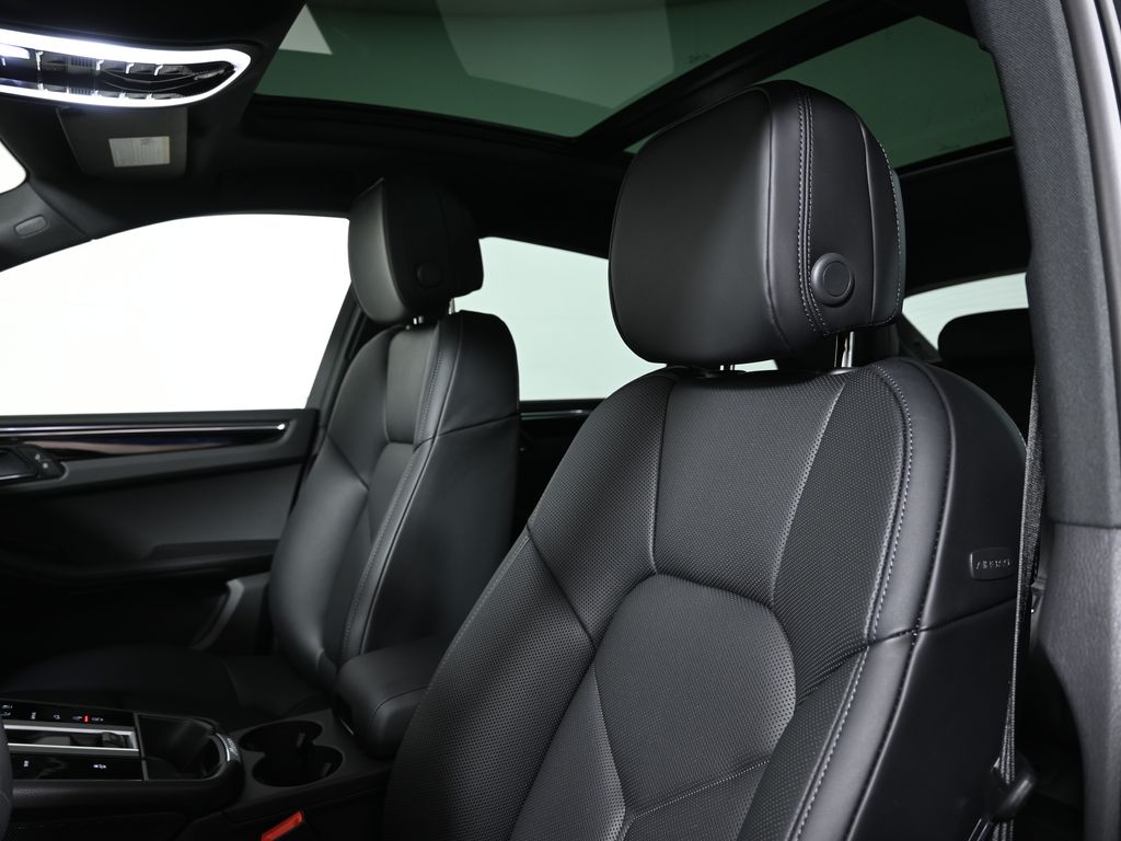 Thumbnail: 2026 Porsche Macan - 15