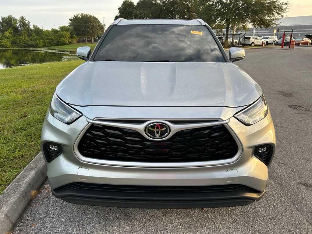 Thumbnail: 2022 Toyota Highlander - 8