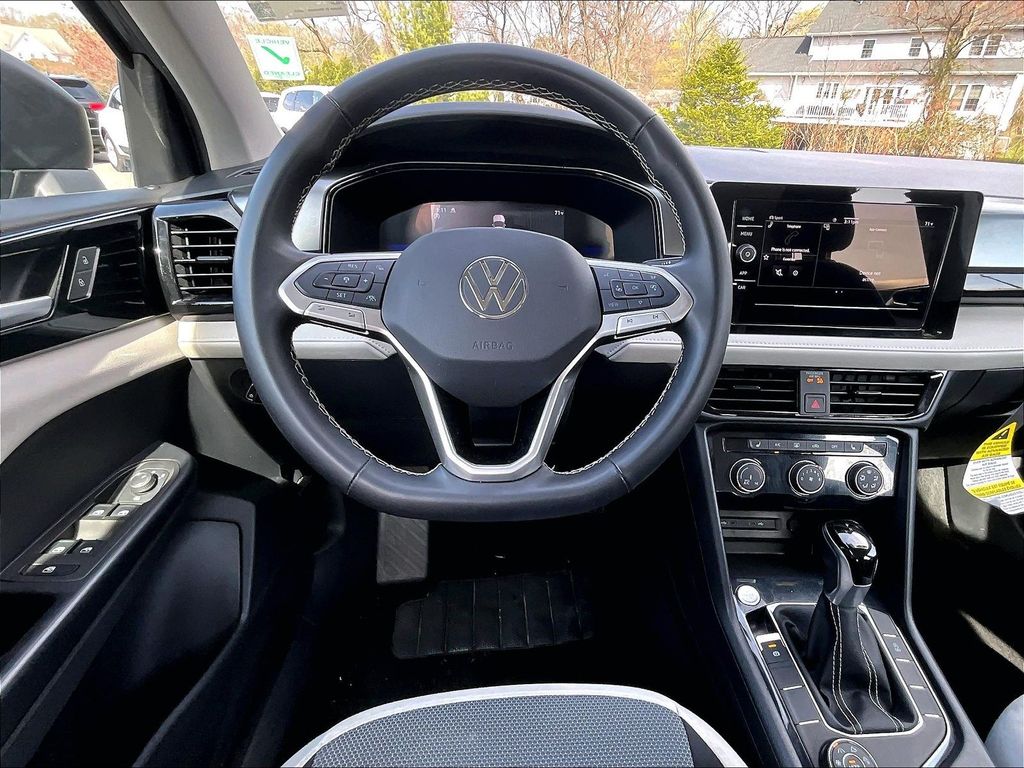 2025 Volkswagen Taos — photo 17