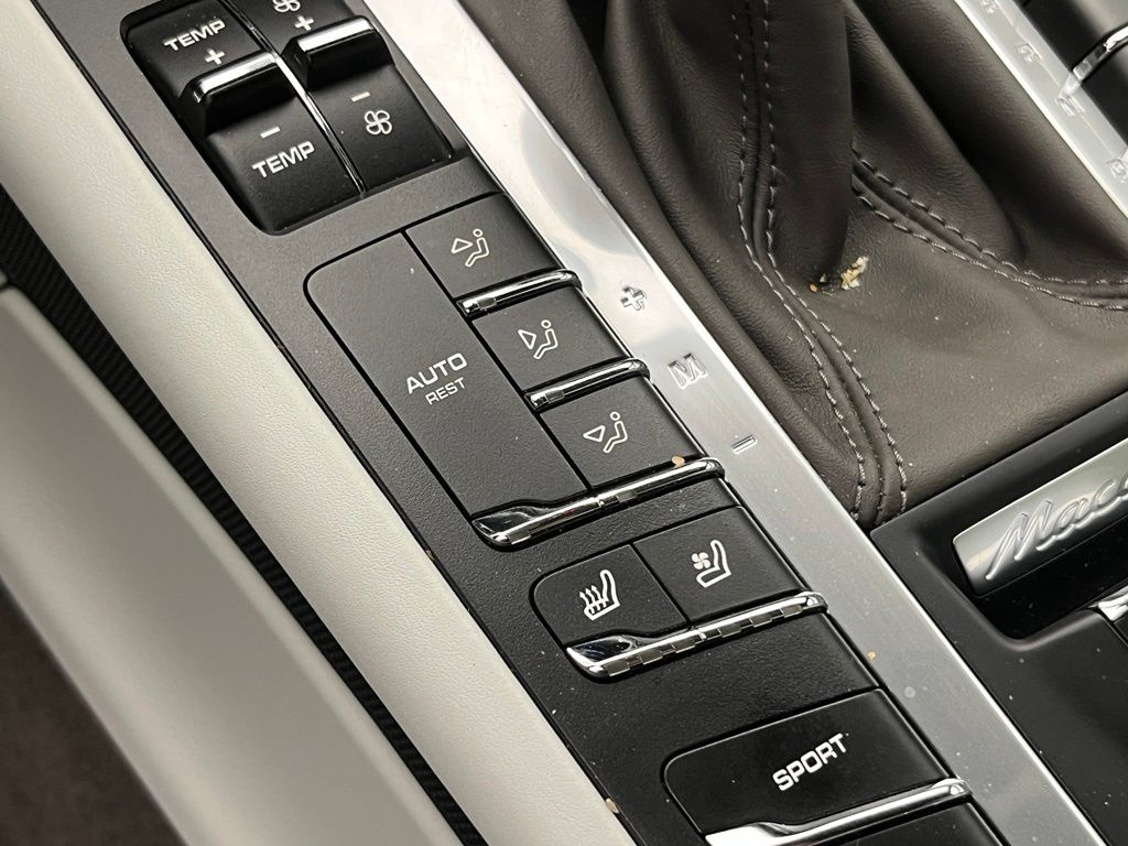 Thumbnail: 2021 Porsche Macan - 12