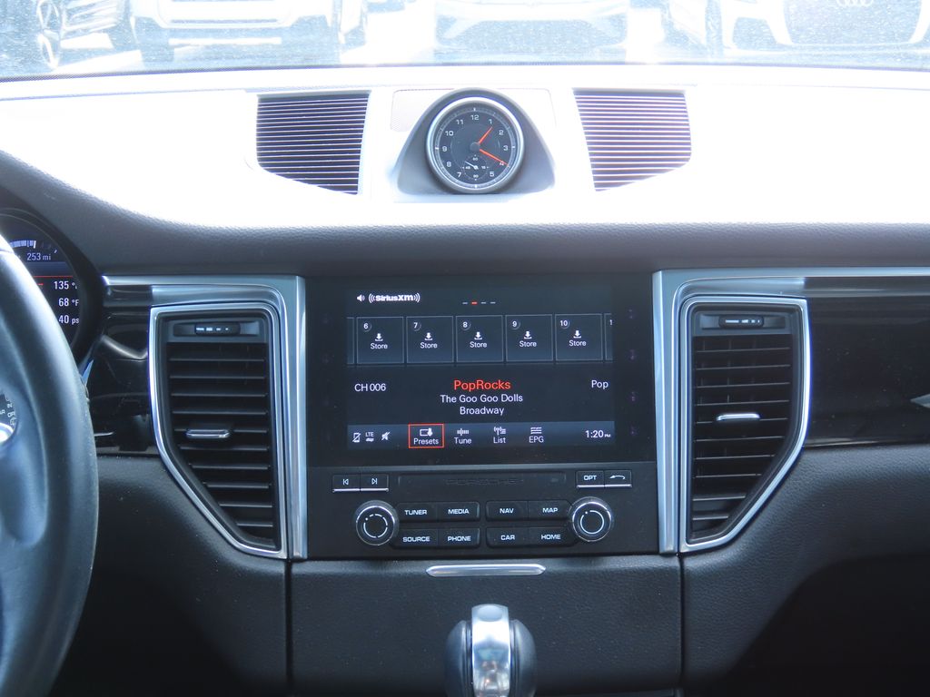 Thumbnail: 2017 Porsche Macan - 8