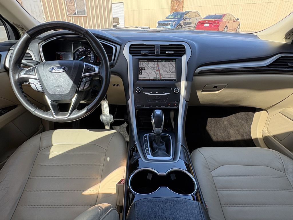 Used 2015 White Platinum Clearcoat Metallic Ford SE image 26