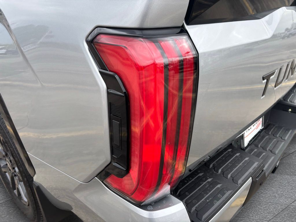 2025 Toyota Tundra CrewMax Platinum photo 26