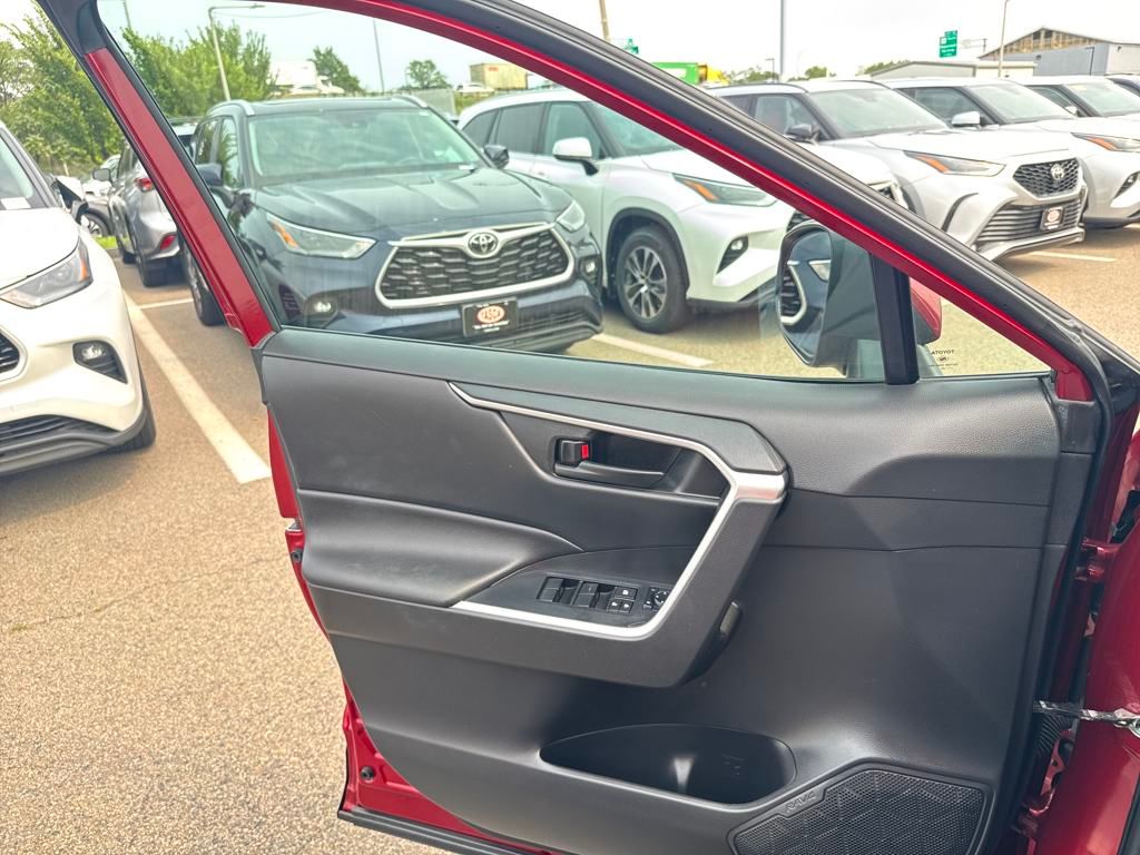 2022 Toyota RAV4 LE photo 28