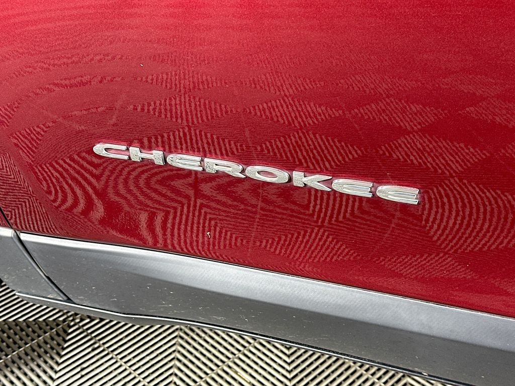 Used 2019 Red Jeep Latitude image 29