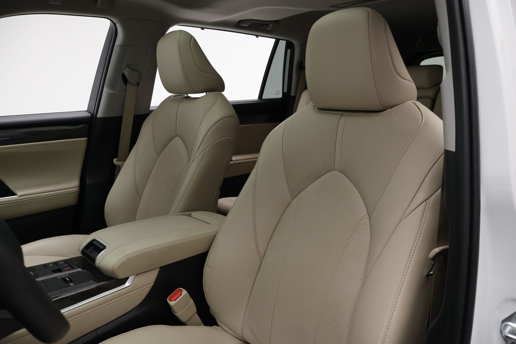 Thumbnail: 2024 Toyota Highlander - 13