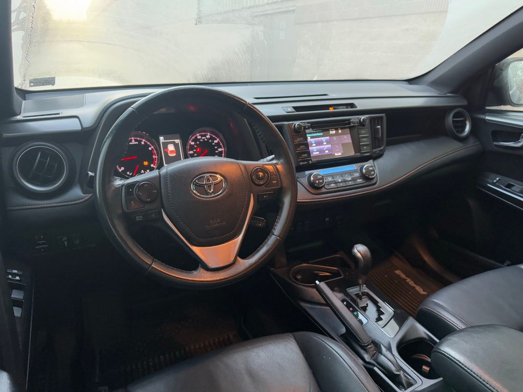 2018 Toyota RAV4 SE 12