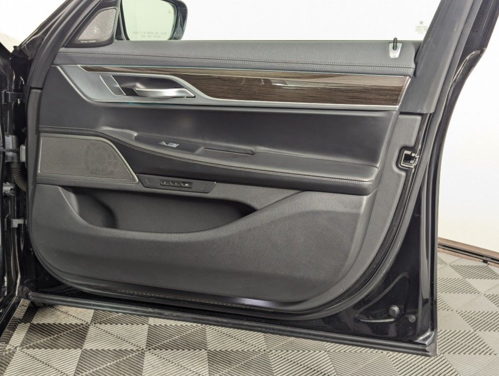 2022 BMW 7-Series 740i xDrive photo