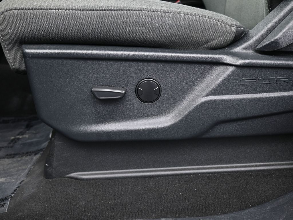 Used 2025 Oxford White Ford XLT image 17