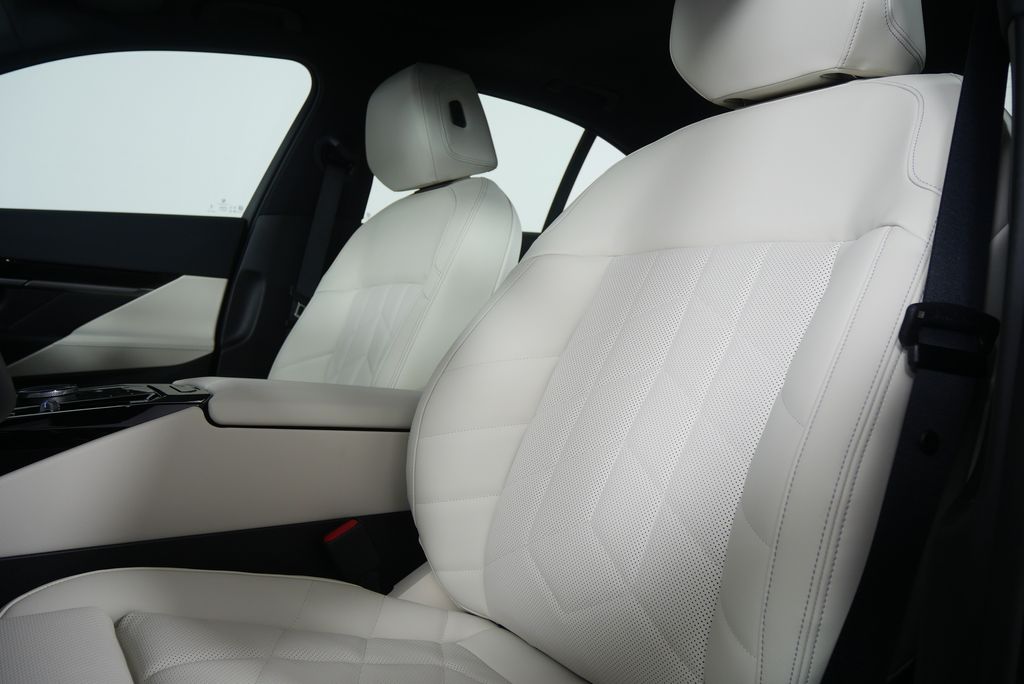 Thumbnail: 2026 BMW 5 Series - 11