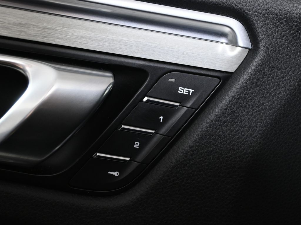 Thumbnail: 2022 Porsche Macan - 31