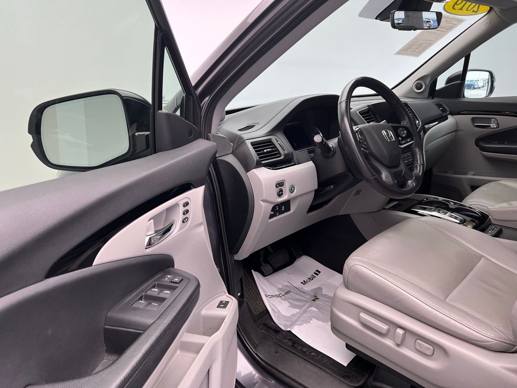 Thumbnail: 2019 Honda Pilot - 24