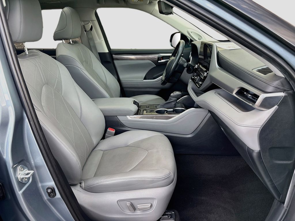 Thumbnail: 2020 Toyota Highlander - 20