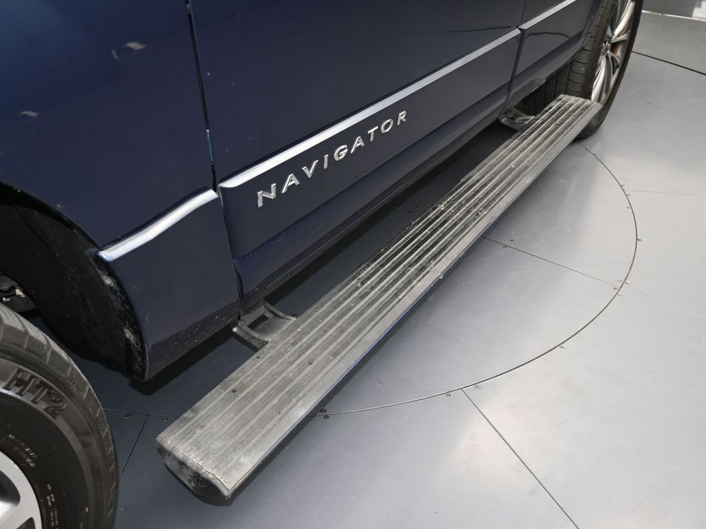 Used 2016 Midnight Lincoln Select image 34