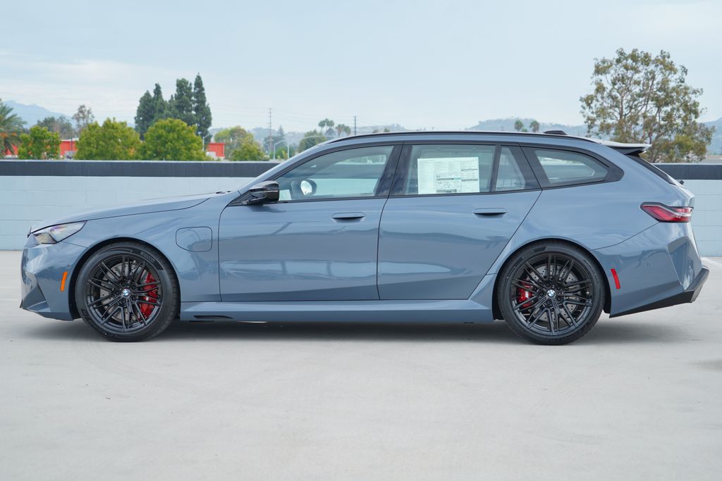 Thumbnail: 2027 BMW M5 - 5